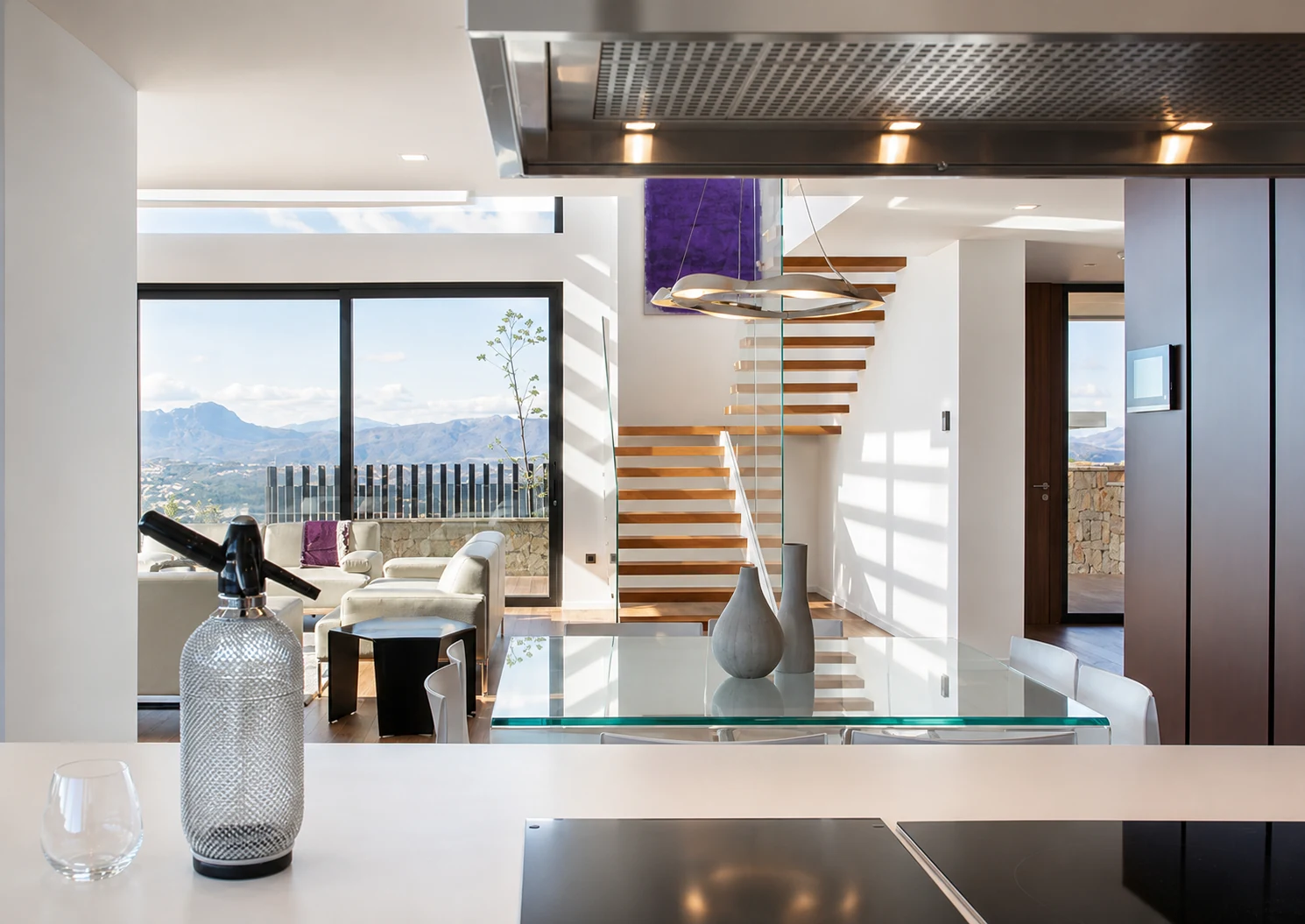 Obra violeta de Mar Ortega instalada en una vivienda particular contemporánea