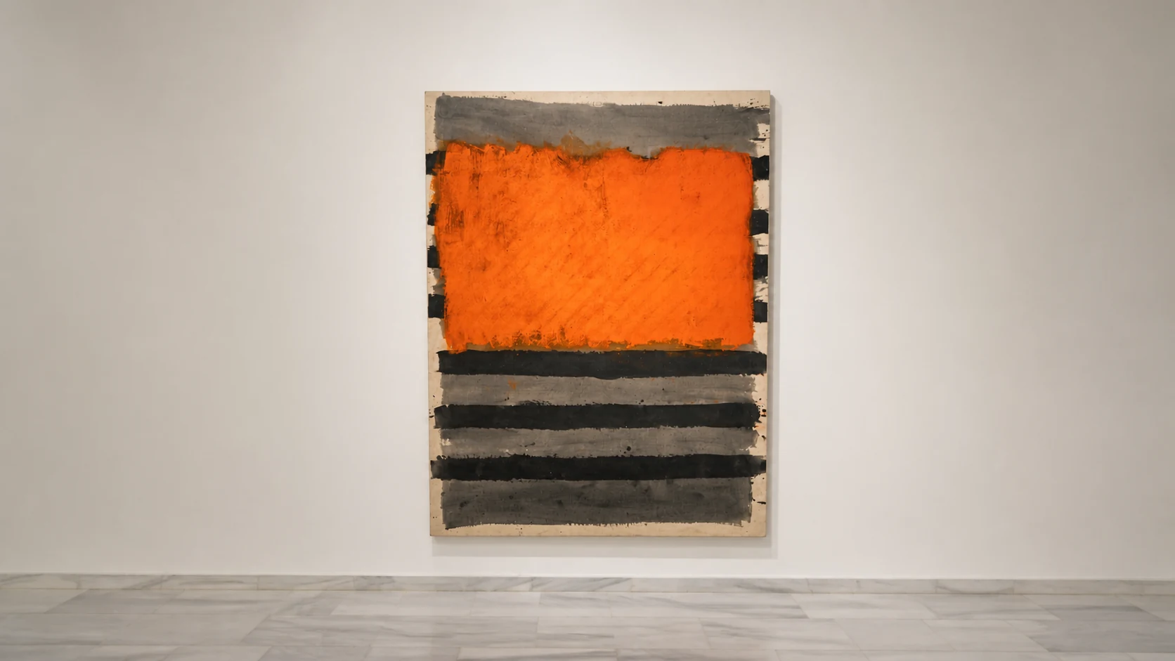 Obra naranja y gris instalada sobre una pared de galería